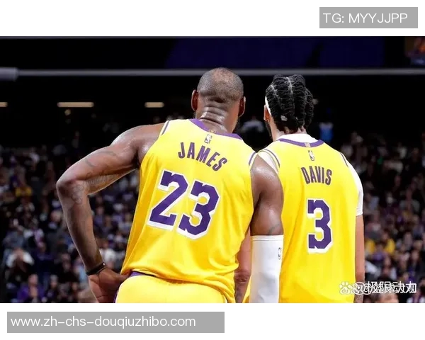 詹姆斯领衔湖人对决雷霆全力争胜展现王者风范 詹姆斯领衔湖人对决雷霆全力争胜展现王者风范